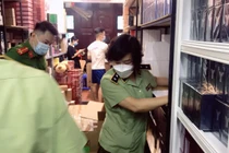 Đột kích tổng kho, thu giữ hàng nghìn chai nước hoa hàng hiệu