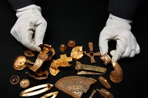 Dùng máy dò kim loại, vô tình phát hiện kho báu hơn 100 tỷ đồng 