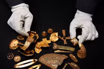 Dùng máy dò kim loại, vô tình phát hiện kho báu hơn 100 tỷ đồng 