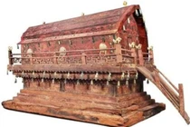 Thấy chất lỏng chảy ra từ quan tài đỏ như máu, chuyên gia bỏ chạy