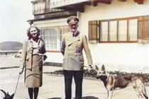 Trùm phát xít Hitler uống thuốc độc lẫn dùng súng để tự sát?