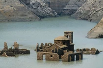 Ngôi làng cổ “thoắt ẩn thoắt hiện” giữa hồ nước