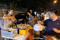 Bếp nướng hải sản tràn ra vỉa hè bán 5.000 đồng/con