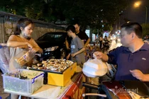 Bếp nướng hải sản tràn ra vỉa hè bán 5.000 đồng/con