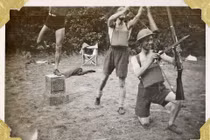 Khoảnh khắc vui vẻ của binh sĩ trên chiến trường hơn 80 năm trước