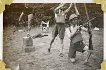 Khoảnh khắc vui vẻ của binh sĩ trên chiến trường hơn 80 năm trước