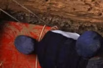 Đào được quan tài đỏ, dân đốt giải xui khiến chuyên gia tiếc “đứt ruột“