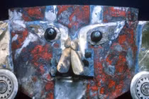 Bật nắp mộ cổ, lạnh người trông thấy mặt nạ nhuốm máu ngàn năm tuổi 