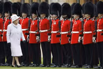 Bí mật đội vệ binh hoàng gia Anh luôn mặc quân phục màu đỏ