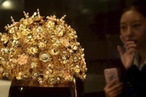 Mở mộ cổ thấy đống đất đen sì, chuyên gia hét lên "báu vật"