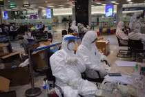 Sinh viên ngành Y nơi tuyến đầu phòng chống dịch: Ăn tranh thủ, ngủ khẩn trương