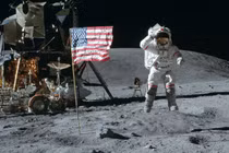 Tàu Apollo 11 mang túi bụi Mặt trăng về Trái đất làm gì?