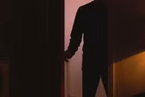 Vô tình tìm thấy đường hầm bí mật, chủ nhà nhận 'bão' cảnh báo