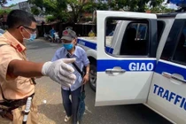 CSGT dùng ô tô đặc chủng hỗ trợ cụ ông gần 90 tuổi đi tiêm vắc xin