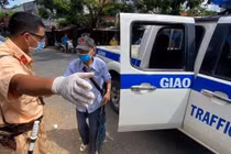 CSGT dùng ô tô đặc chủng hỗ trợ cụ ông gần 90 tuổi đi tiêm vắc xin