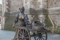 Bức tượng đồng bị sờ 'vòng một' nhẵn bóng để cầu may