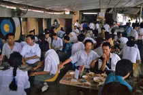 Độc đáo bộ ảnh bia hơi vỉa hè ở Hà Nội những năm 1990