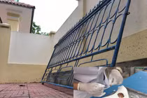 Nghệ An: Một học sinh lớp 3 bị cổng sắt nhà trường đổ đè lên chân