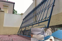 Nghệ An: Một học sinh lớp 3 bị cổng sắt nhà trường đổ đè lên chân