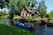 Kỳ lạ ngôi làng không có con đường nào, muốn đi bộ phải chờ mùa đông