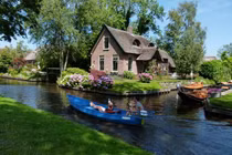 Kỳ lạ ngôi làng không có con đường nào, muốn đi bộ phải chờ mùa đông