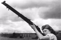 Bộ ảnh độc dàn mỹ nhân “chiếm” mặt trận trong Thế chiến 2