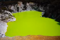 Bí ẩn ao nước xanh lá cây tuyệt đẹp nhưng cực nguy hiểm