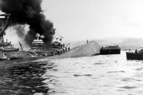 Nghẹt thở vụ giải cứu 32 thủy thủ Mỹ ở Trân Châu Cảng 