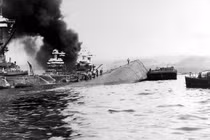 Nghẹt thở vụ giải cứu 32 thủy thủ Mỹ ở Trân Châu Cảng 