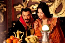 Hoàng đế TQ mê “cướp” vợ quan lại, vội vã nhường ngôi để hoan lạc 