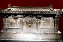 Mở mộ cổ, chuyên gia “xanh mặt” thấy 4 chữ khắc trên nắp quan tài 