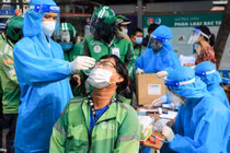 Shipper ở TP HCM sẽ tự xét nghiệm từ ngày mai