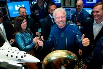 Cuộc đua chinh phục vũ trụ: Tỷ phú Richard Branson “vượt mặt” Jeff Bezos?