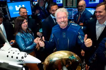Cuộc đua chinh phục vũ trụ: Tỷ phú Richard Branson “vượt mặt” Jeff Bezos?