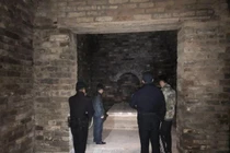 Mở mộ công chúa nhà Minh, phát hoảng thấy... người sống trên quan tài