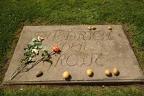 Vì sao trước mộ Friedrich Đại đế thường có củ khoai tây? 