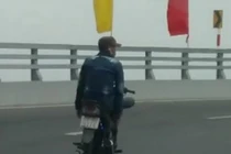 Thanh niên đất Cảng bỏ 2 tay chạy xe máy 'làm xiếc' trên cầu