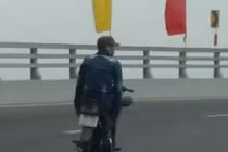 Thanh niên đất Cảng bỏ 2 tay chạy xe máy 'làm xiếc' trên cầu