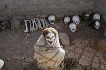 Lạnh sống lưng những bộ xương trắng dã trong nghĩa địa cổ