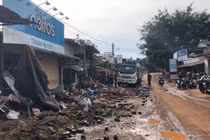 Đắk Lắk: Xe tải tuột dốc, tông nát khu chợ tự phát