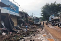 Đắk Lắk: Xe tải tuột dốc, tông nát khu chợ tự phát