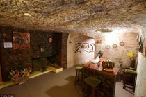 Thị trấn lạ nhất hành tinh: Dân chuyển xuống sống dưới lòng đất 