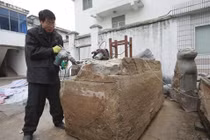 Bật nắp quan tài, thấy thứ kỳ lạ này quanh xác ướp