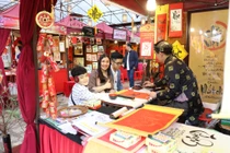 Hà Nội tạnh ráo, phố ông đồ tấp nập người tới xin chữ