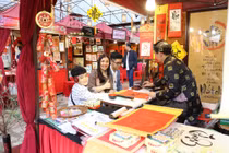 Hà Nội tạnh ráo, phố ông đồ tấp nập người tới xin chữ