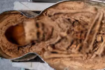 Mở nắp quan tài dưới nhà thờ Đức Bà Paris, lộ hài cốt kỵ sĩ