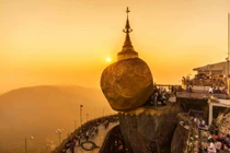 Tảng đá dát vàng nằm ở vị trí “hiểm” đứng vững trước động đất