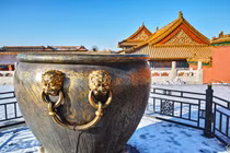 Vì sao 18 vại nước mạ vàng trong Tử Cấm Thành chằng chịt vết dao? 