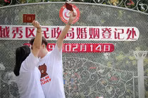 Giới trẻ Trung Quốc cố gắng cưới đúng Valentine 