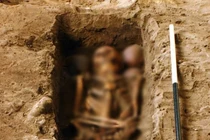 Mở mộ cổ thời Trung cổ, chuyên gia lẩy bẩy vì thấy thứ này